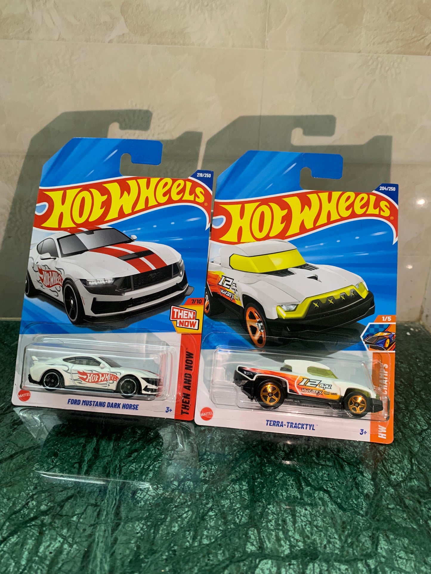 Ford Mustang Dark Horse & Terra-Tracktyl Combo